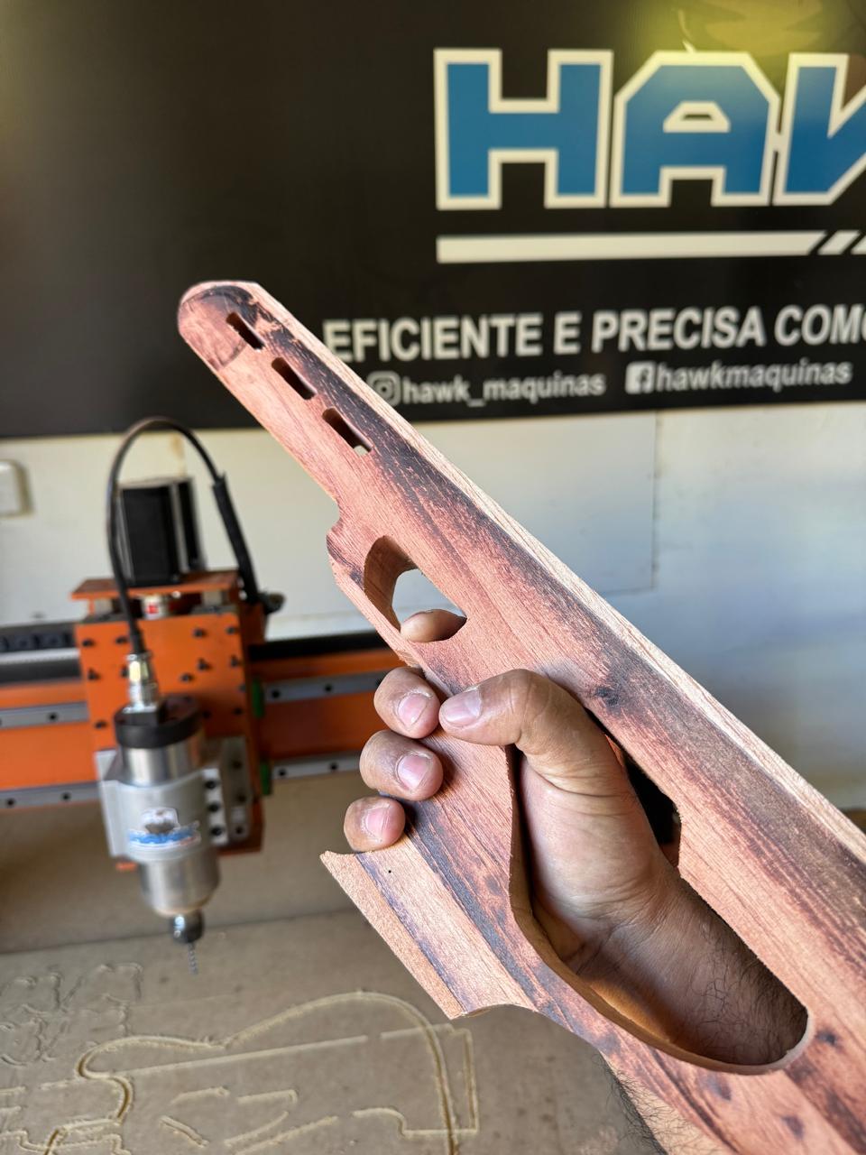 Peça longa de madeira perfilada com o 4º eixo da CNC Hawk