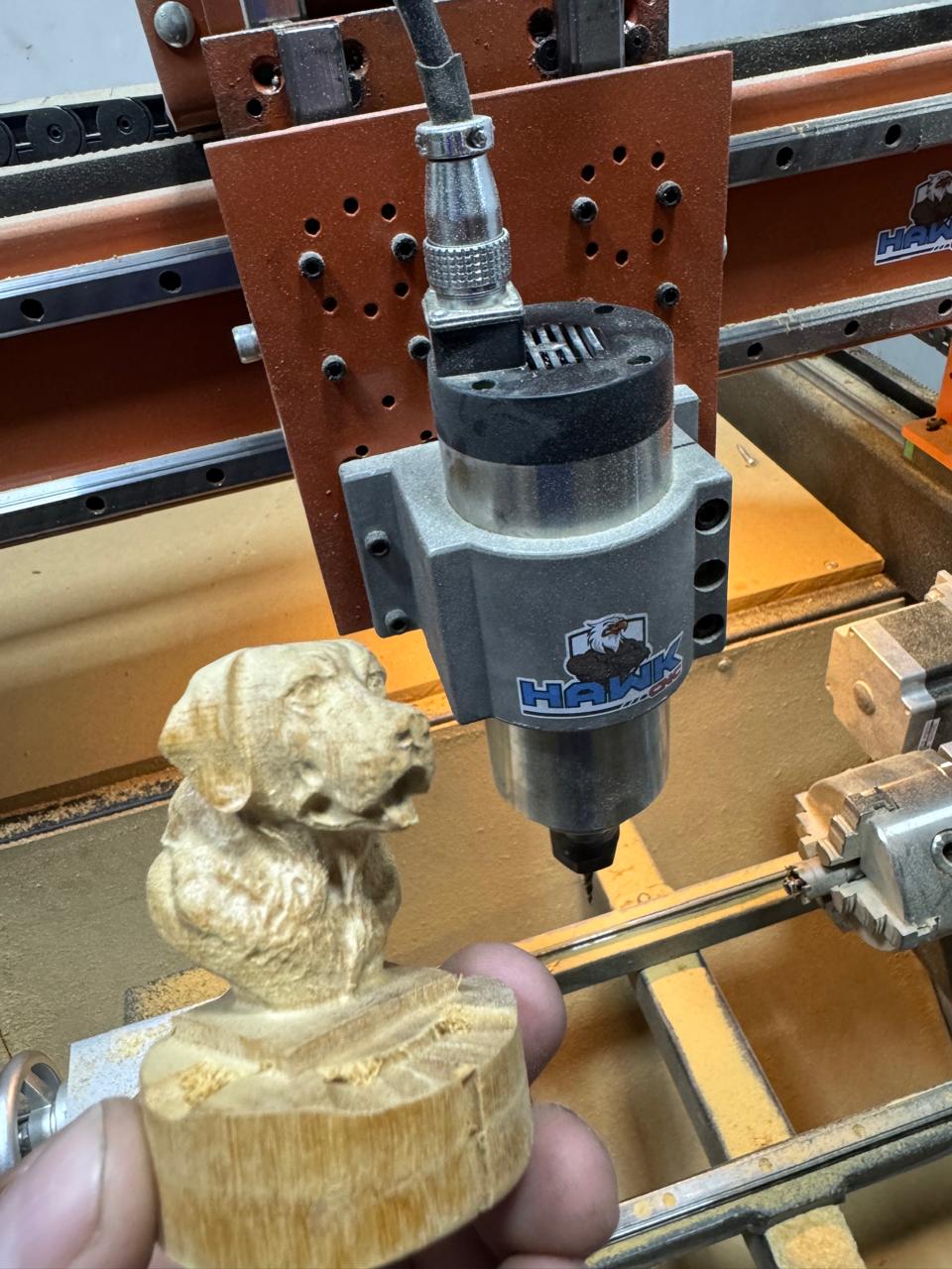Busto de cachorro esculpido em madeira na CNC Hawk