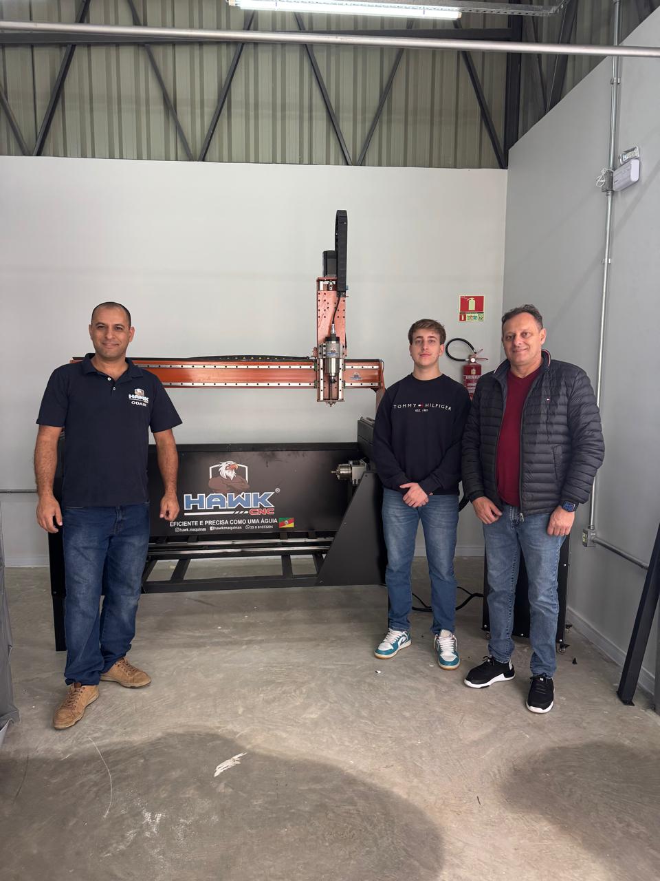 Cliente recebendo Router CNC Hawk equipada com 4º eixo