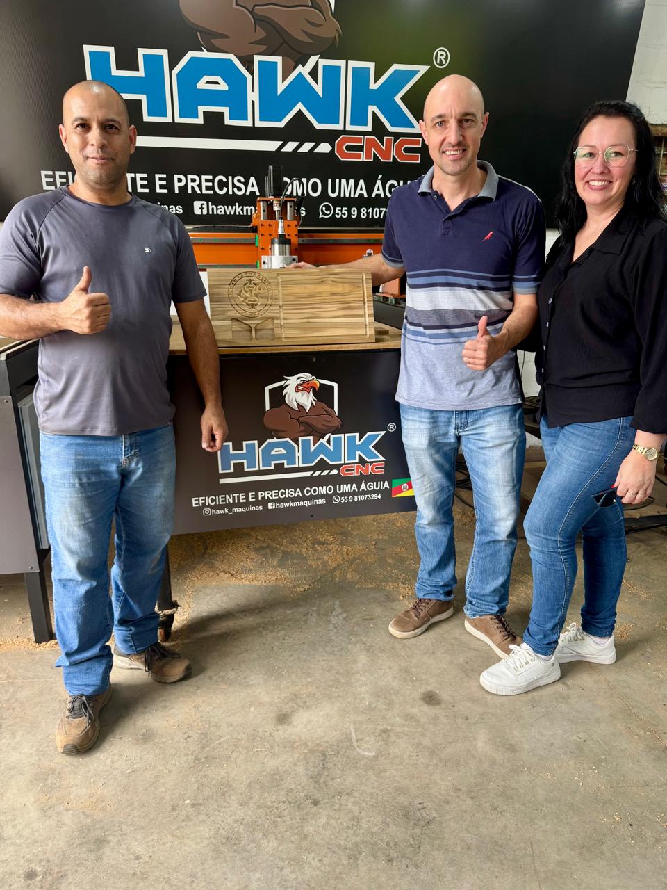 Clientes ao lado da Router CNC Hawk entregue