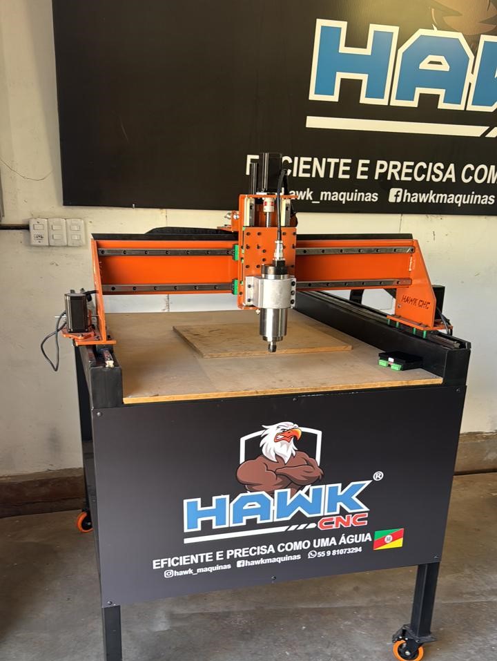 Router CNC Hawk 800 x 1000 — foto 2 (área útil 800 x 1000 x 150 mm, spindle 1 ou 3 cv com inversor)