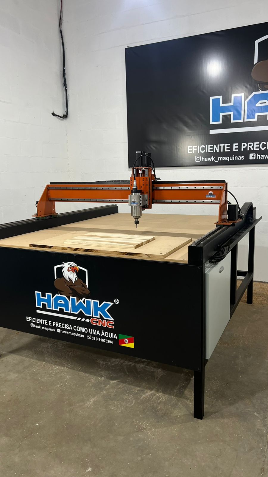 Router CNC Hawk 1500 x 2000 — foto 2 (área útil 1500 x 2000 x 150 mm, spindle 1 ou 3 cv com inversor)
